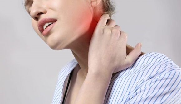 Com osteocondrose da coluna cervical, aparece dor no pescoço e nos ombros