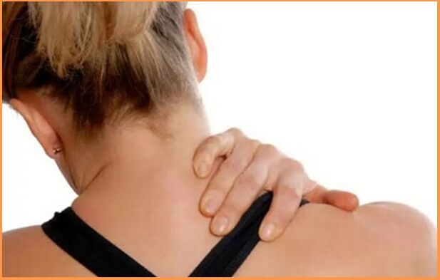 A osteocondrose cervical se manifesta por dor e rigidez no pescoço. 