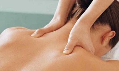 Massagem da coluna cervical com osteocondrose