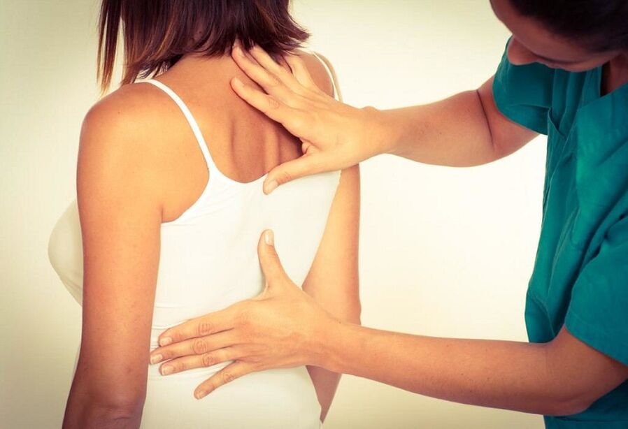 exame por um especialista em osteocondrose torácica