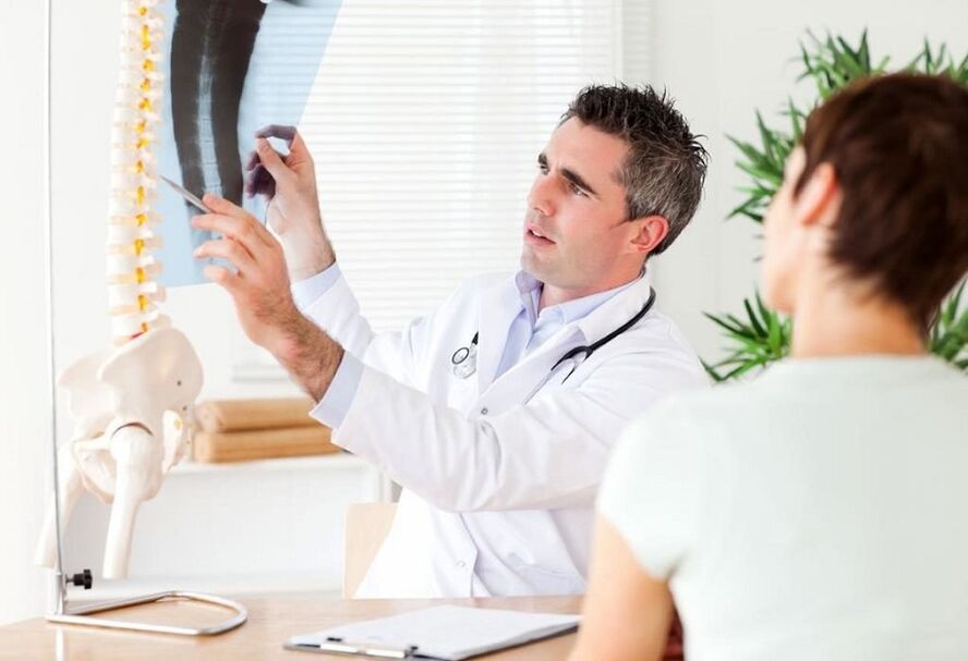 médico examina um raio-x para diagnosticar osteocondrose torácica